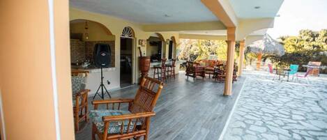 تناول الطعام بالخارج