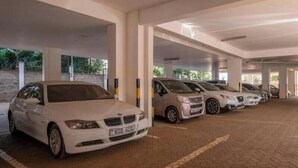 Un parking où de nombreuses voitures sont garées en rangées.