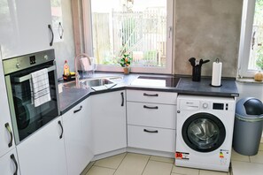 Kjøleskap, mikrobølgeovn, ovn og kokeplater