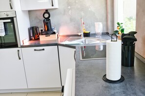 Kjøleskap, mikrobølgeovn, ovn og kokeplater