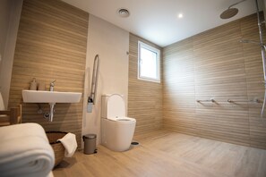 Douche, sèche-cheveux, serviettes fournies, savon