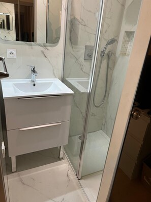 Haartrockner, Handtücher, Seife, Toilettenpapier