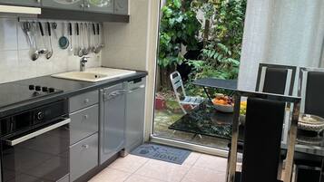Een microgolfoven, een oven, een kookplaat