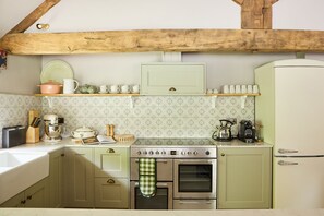 Cookware/dishes/utensils - Gardeners Cottage (Matlock)