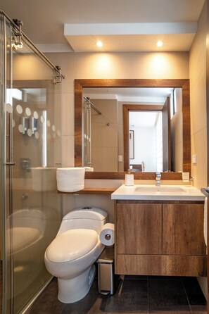 Dusche, HandtĂŒcher, Seife, Shampoo
