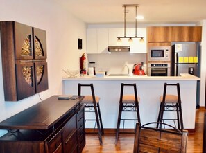 Fridge, microwave, oven, stovetop - Modern & Cozy Suite by Quicentro Shopping w/ parking and laundry, (Quito)