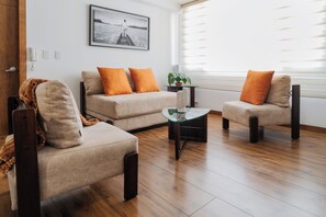 TV connectée, livres, chaîne hi-fi