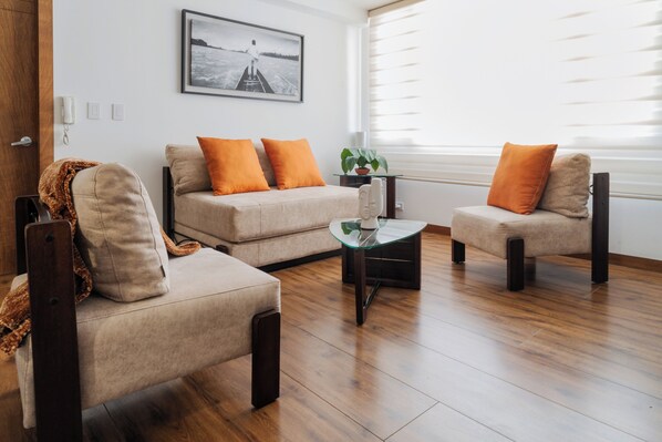 Smart-TV, Bücher, Stereoanlage