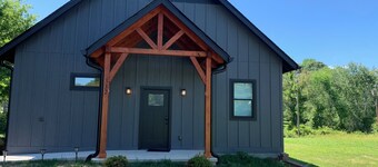 Charming studio in beautiful Hendersonville with AC, WiFi, hot tub & gated