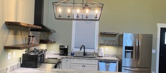 Charming studio in beautiful Hendersonville with AC, WiFi, hot tub & gated