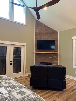 Interior - Charming studio in beautiful Hendersonville with AC, WiFi, hot tub & gated (Hendersonville)