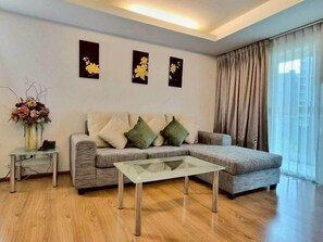 Living area - Golden Pearl Hotel (Bangkok)