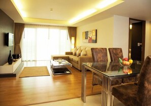Living area - Golden Pearl Hotel (Bangkok)