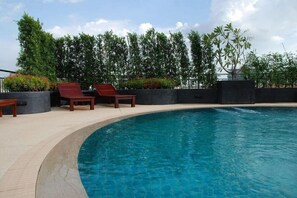 Pool - Golden Pearl Hotel (Bangkok)