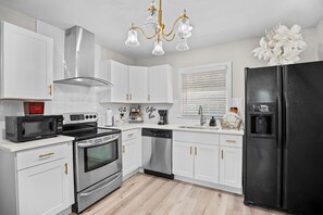 Kjøleskap, mikrobølgeovn, ovn og kokeplater