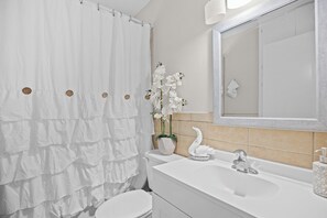 Sèche-cheveux, serviettes fournies, savon, shampoing