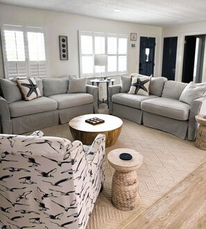 Smart TV, stereo - THE SALTY DOG! Canal front, Boat dock, Private Pool, Dog friendly, Close to AMI. (Bradenton)