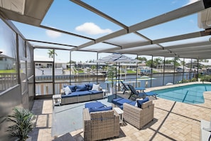 Una piscina al aire libre