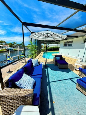 Una piscina al aire libre