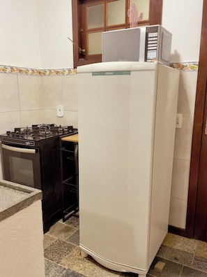 Køleskab, mikrobølgeovn, ovn, kogeplade