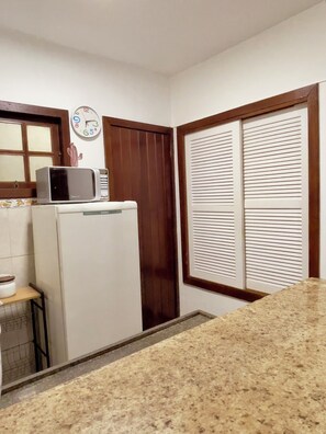 Fridge, microwave, oven, stovetop - Casa Barracuda in manguinhos (Ponta de Manguinhos Armação dos Búzios)