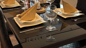 A dining table set with napkins, wine glasses, and a bottle. - Quiet time out in Soltau (Soltau)