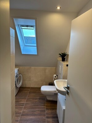 Dusche, Haartrockner, Handtücher, Seife