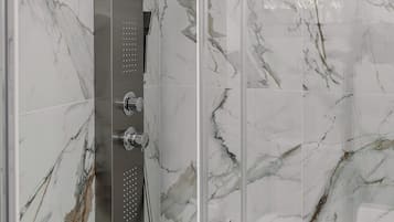 Apartamento familiar | Baño | Ducha, artículos de higiene personal gratuitos y secador de pelo