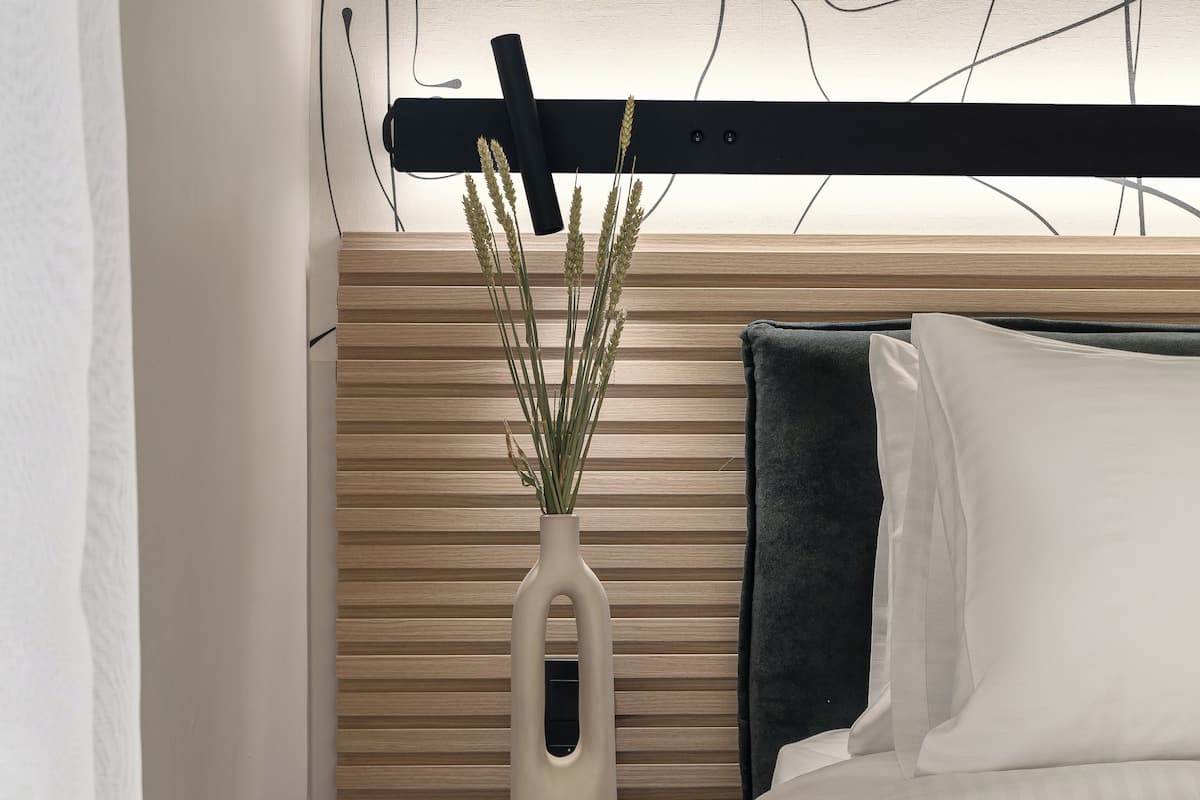 Premium bedding, in-room safe, desk, laptop workspace