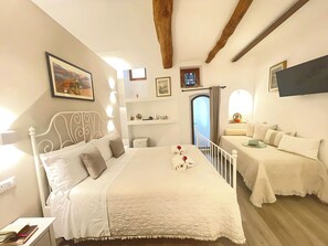 Junior-Dreibettzimmer | Zimmersafe, Bügeleisen/Bügelbrett, kostenloses WLAN