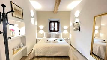 Habitación doble Confort, vista a la ciudad | Caja de seguridad en la habitación y tabla de planchar con plancha