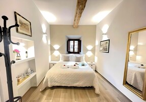 Doppia Comfort, vista città | Una cassaforte in camera, ferro/asse da stiro, Wi-Fi gratuito