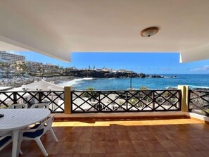 A balcony with a view of the ocean and a cityscape. - Neptuno Ocean Experince by Sydney (Puerto de Santiago)