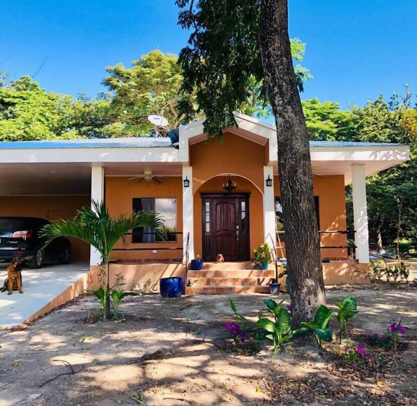 Exterior - La casa encantada is a beautiful riverside jungle home only 4km from airport (Liberia)