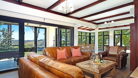 Smart TV, fireplace. Glenbrae – charming country cottage in Bundanoon