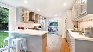 冷蔵庫、電子レンジ、オーブン、コンロ