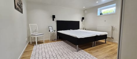 2 bedrooms, iron/ironing board, free WiFi