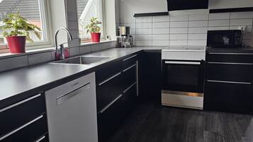 Køleskab, mikrobølgeovn, ovn, kogeplade