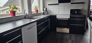 Frigorifero, microonde, forno, piano cottura