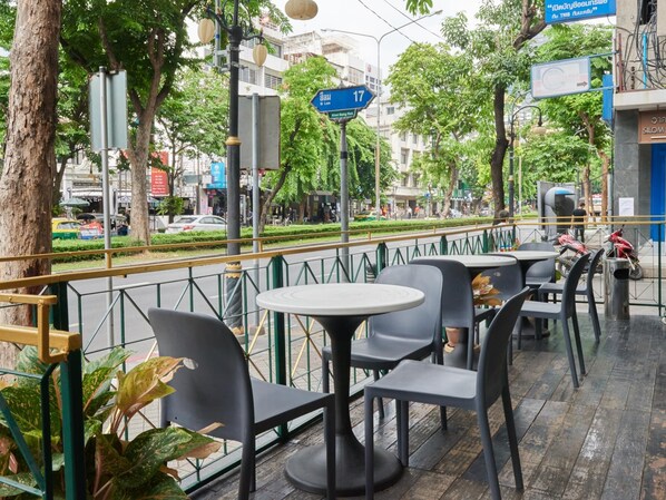 Tempat makan luar
