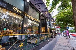 Outdoor dining - For You Residence Hotel (Bangkok)