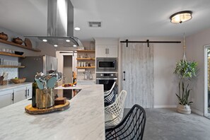 Geladeira, micro-ondas, fogão, cooktop