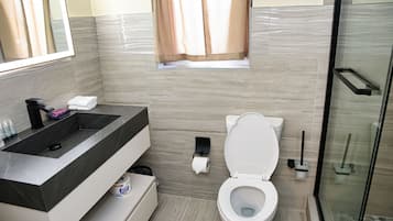 Lyxsvit - utsikt mot marinan | Badrum | Dusch, gratis toalettartiklar, hårtork och handdukar