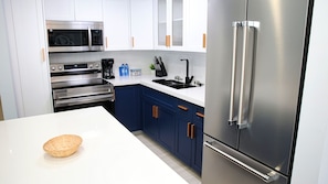 Suíte superluxo, vista para a marina | Cozinha privada | Geladeira grande, micro-ondas, fogão, cooktop