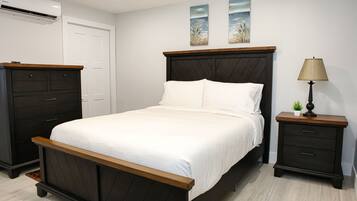 Lyxsvit - utsikt mot marinan | Arbetsyta för laptop, mörkläggningsgardiner och strykjärn/strykbräda