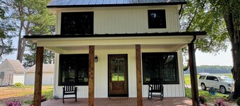 Quiet Farmhouse on 4 acres, 2 Bedroom, close to town,  Denton MD