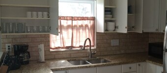 Charming 2-bedroom Country Cottage in Kissimmee with private parking