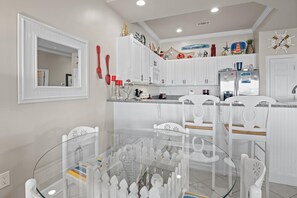 Condo, Multiple Beds (Pavilion Palms 204C) | Dining