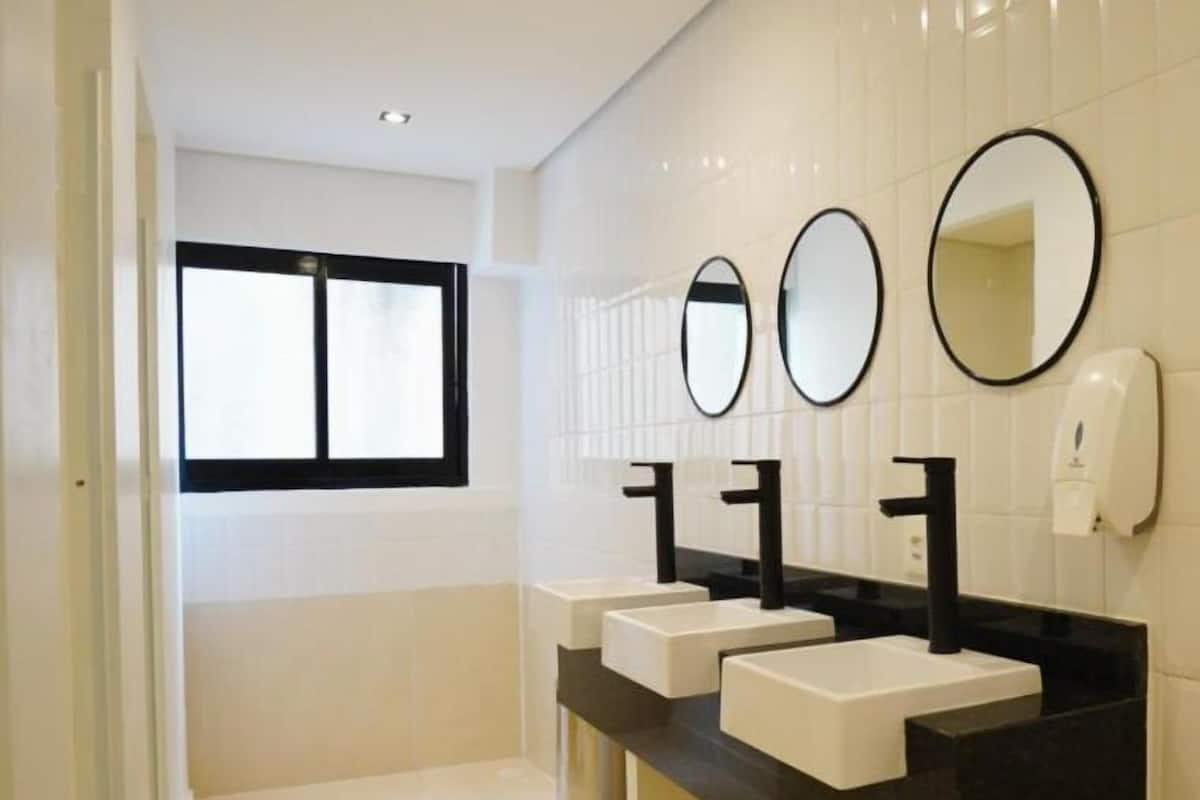 Chuveiro, toalhas de banho, sabonete, shampoo