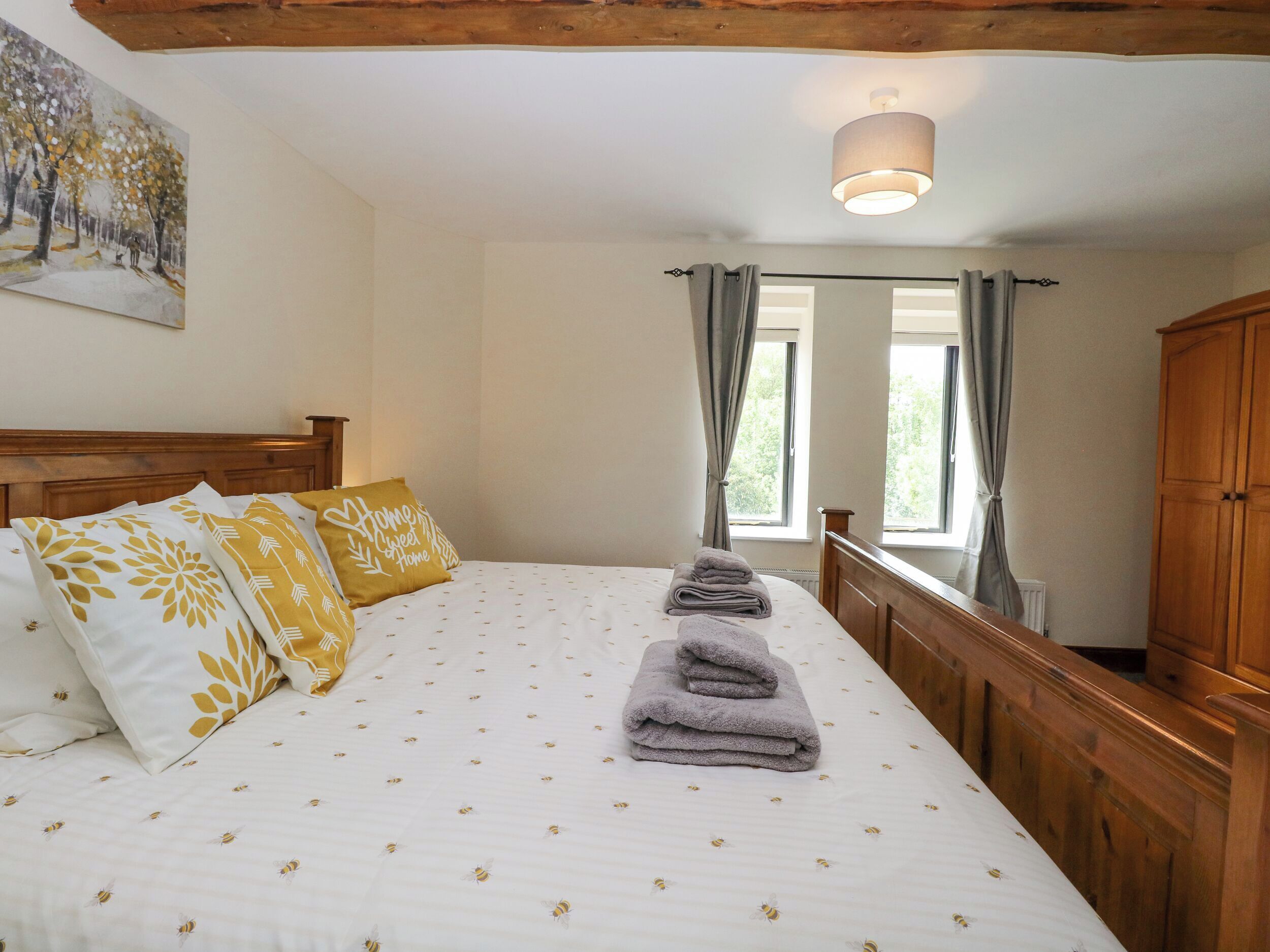 5 quartos, individualmente decorados, individualmente mobiliados